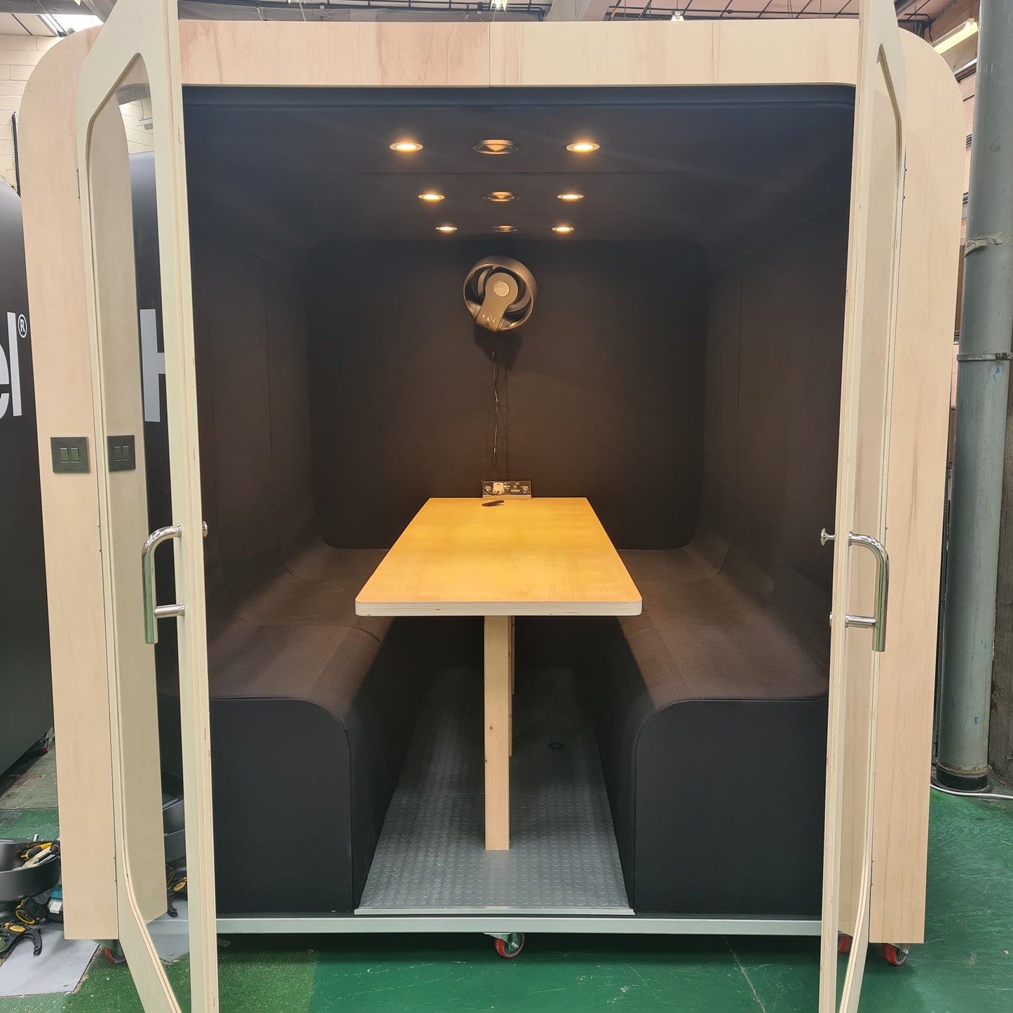 Four Person Soundproof Meeting Booth